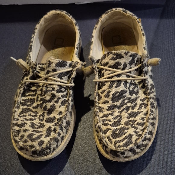 Size 7 Womens Leopard Print Hey Dudes Shoes - Picture 1 of 8